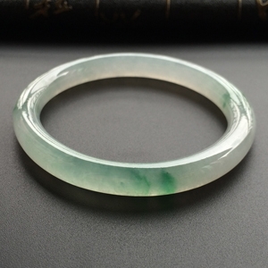 (超值推荐)冰种飘绿花贵妃镯(55.8mm-49.2mm)