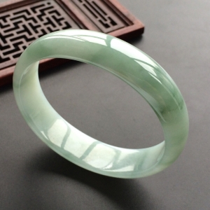 (超值推荐)糯冰种飘花贵妃镯(57mm-51mm)