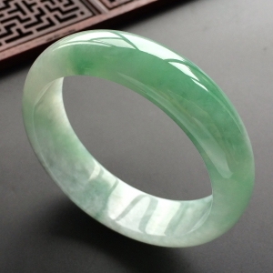 (超值推荐)糯冰种略飘翠手镯(56.1mm)