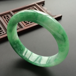 (超值推荐)糯冰种翠色手镯(57.6mm)