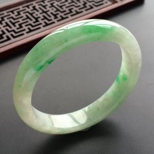 (超值推荐)糯冰种飘翠手镯(52.8mm)