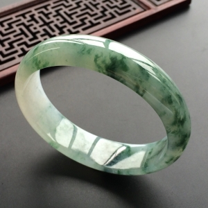 (超值推荐)糯冰种飘花贵妃镯(58mm-51mm)