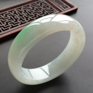 (超值推荐)糯冰种略飘翠手镯(60mm)