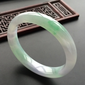 (超值推荐)糯冰种飘翠手镯(61.5mm)