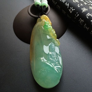 (超值推荐)冰种淡三彩大日如来挂件(高松峰大师作品)