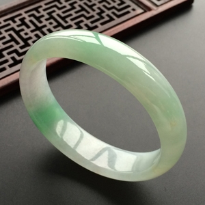 (超值推荐)糯冰种飘翠略带黄花贵妃镯(54.6mm-48.1mm)