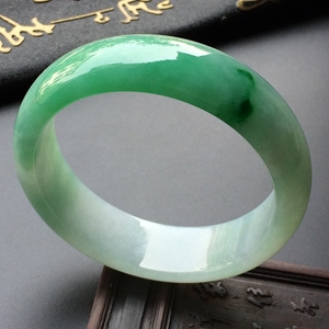 （超值推荐）糯冰种飘翠手镯（58mm）