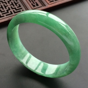 (超值推荐)糯冰种翠色手镯(55mm)