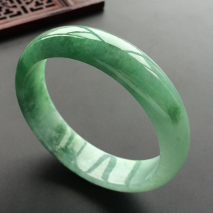 (超值推荐)糯冰种翠色手镯(56.2mm)