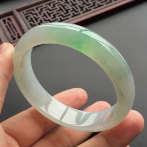 (超值推荐)糯冰种略飘翠手镯(58mm)