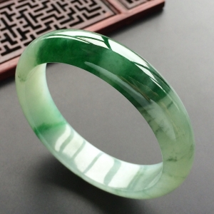 (超值推荐)糯冰种飘绿花手镯(58.3mm)