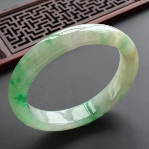 (超值推荐)糯冰种飘翠贵妃镯(55mm-47.7mm)