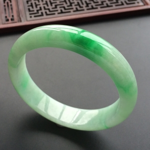 (超值推荐)糯冰种飘翠手镯(59mm)