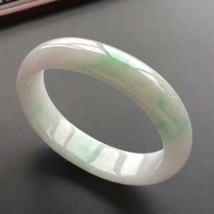 (超值推荐)糯冰种白底青贵妃镯(53mm-43.3mm)