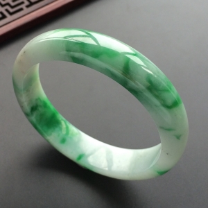 (超值推荐)糯冰种飘翠手镯(55.3mm)