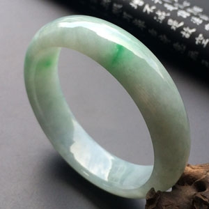 (超值推荐)糯冰种飘翠手镯(58mm)