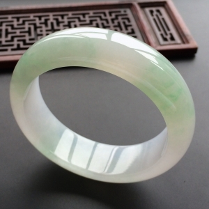 (超值推荐)糯冰种飘花手镯(57.5mm)