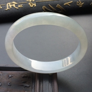 糯冰种淡晴水贵妃手镯(57.1mm-51.3mm)