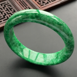(超值推荐)糯冰种翠色手镯(56.2mm)