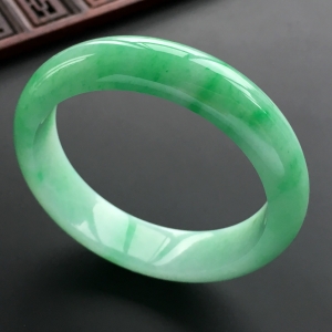 (超值推荐)糯冰种翠色手镯(56.3mm)