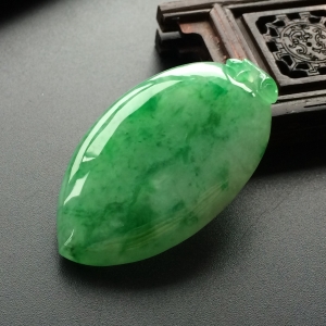 (超值推荐)糯冰种飘翠福瓜挂件