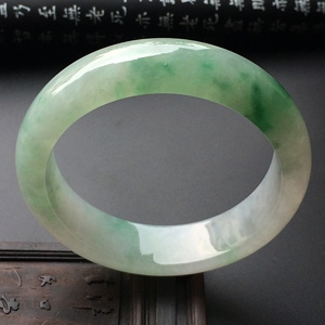 （超值推荐）糯冰种飘绿花手镯（56.2mm）