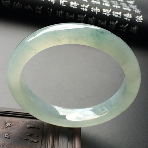 (超值推荐)冰种淡晴水略飘花手镯(56.1mm)