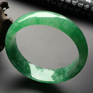 （超值推荐）冰种翠色手镯（57mm）