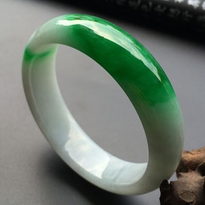 (超值推荐)糯冰种阳绿手镯(58.2mm)
