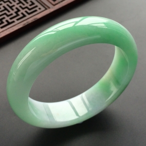 (超值推荐)糯冰种豆绿手镯(56.6mm)
