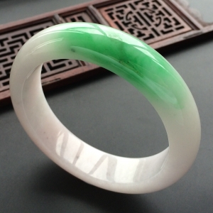 (超值推荐)糯冰种淡春带彩手镯(58.8mm)