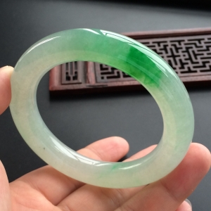 (超值推荐)糯冰种飘阳绿圆条手镯(56.5mm)