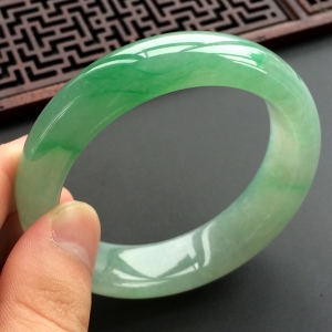 (超值推荐)糯冰种飘翠手镯(55mm)