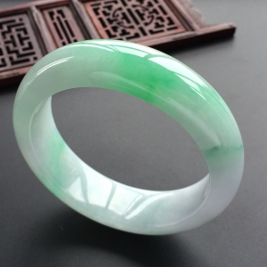 (超值推荐)糯冰种飘翠手镯(57.5mm)