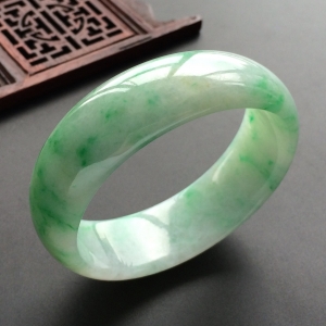 (超值推荐)糯冰种飘翠贵妃镯(55.1mm-49.2mm)
