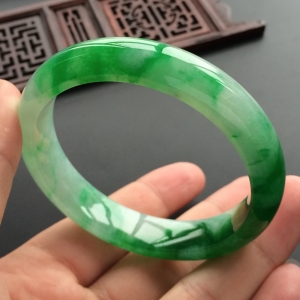 (超值推荐)糯冰种飘阳绿手镯(57mm)