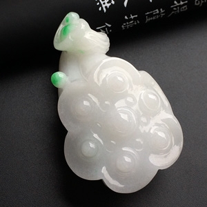 糯冰种飘翠并蒂同心挂件