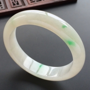 (超值推荐)糯冰种飘翠手镯(55.6mm)