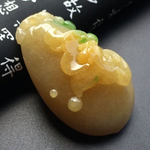 糯冰种黄加绿福瓜挂件