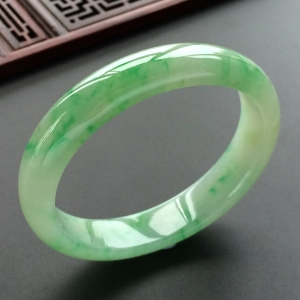 (超值推荐)糯冰种飘翠贵妃镯(54.9mm-48.1mm)
