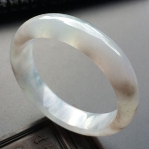 糯冰种淡晴水手镯（57.3mm）