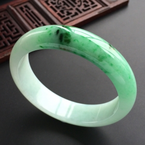(超值推荐)糯冰种飘翠手镯(56.2mm)