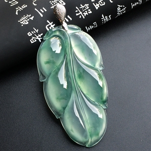 冰种飘花玉叶挂件