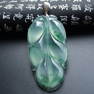 冰种飘花玉叶挂件