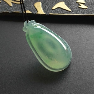 （超值推荐）冰种晴水略飘翠福瓜挂件
