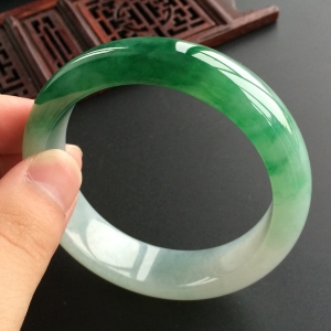(超值推荐)糯冰种飘绿花手镯(57.5mm)