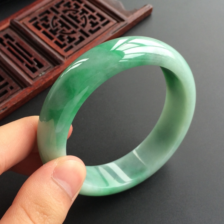 (超值推荐)糯冰种飘翠手镯(57.7mm)