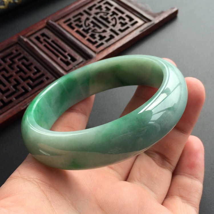 (超值推荐)糯冰种飘翠手镯(57.7mm)