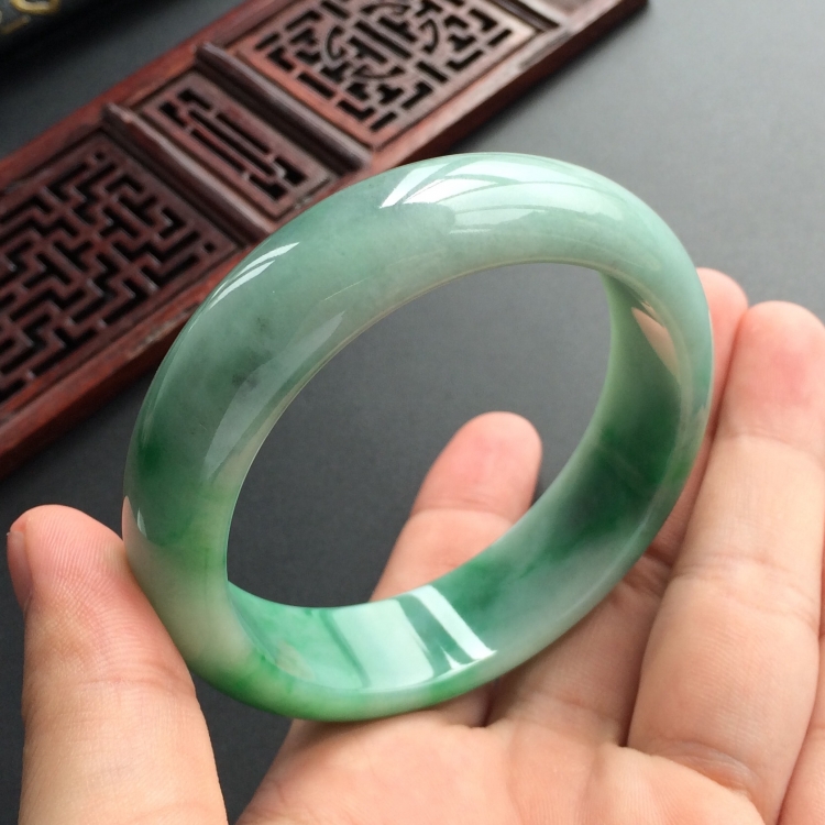 (超值推荐)糯冰种飘翠手镯(57.7mm)