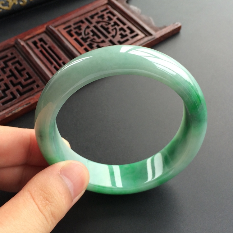 (超值推荐)糯冰种飘翠手镯(57.7mm)